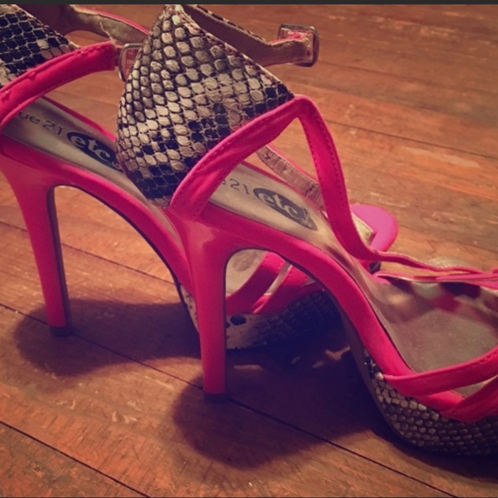 Rue 21 Women’s pink & Snakeskin heels.